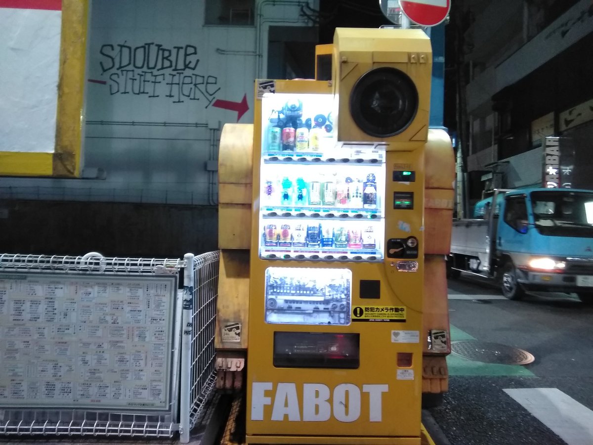kapo106's tweet photo. 大名の #FABOT くん、やっと発見。
TLで当たりを付けていた地域より1ブロックズレてて、思いっきり交差点の角だったので、気付いてませんでした(笑)。
屋根もないのに本店より綺麗😅。
ちなみに3枚目はバスからの本店FABOTくん。
輝いております✨。
#SANKO https://t.co/rRpBxV5ahp