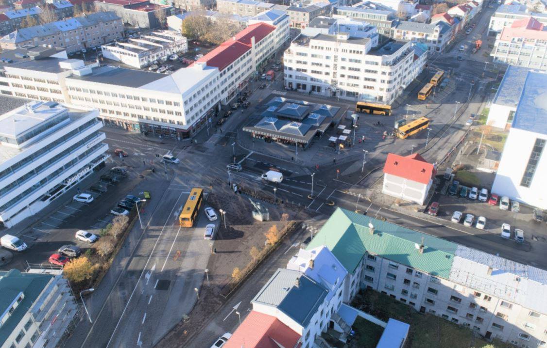 Samþykktum í dag að auglýsa nýtt deiliskipulag fyrir Hlemm. Borgarlína, yfirbyggð hjólastæði og Norðurpólinn mæta á svæðið. Hlemmur verður bíllaus staður, grænn og lifandi fyrir fólkið í borginni.