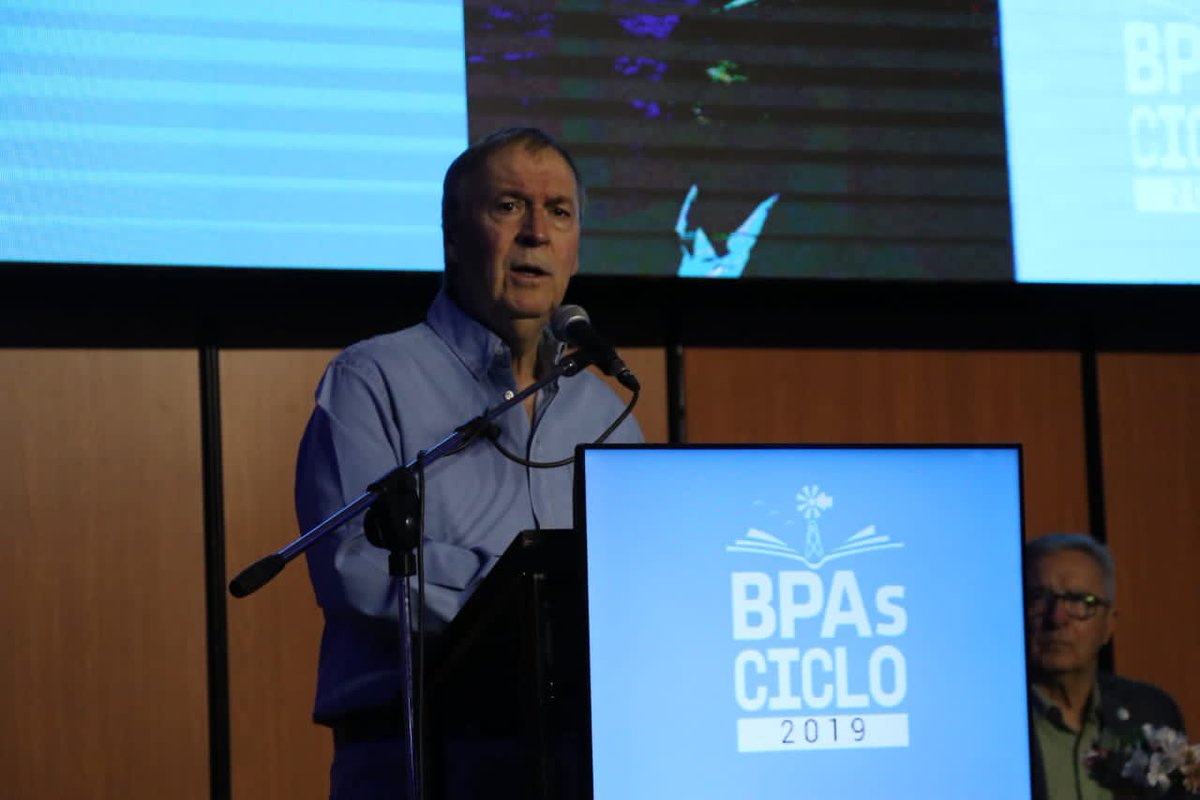 MinAgriCba's tweet photo. "Quiero felicitarlos por abrazar las #BPAs y decirles que este Gobierno siempre va a cuidar el campo", dijo el Gobernador @JSchiaretti en el 1° acto de entrega de aportes del programa provincial de #BPAs ciclo 2019 

#BPAs2019  #ODS #Sostenibilidad #ProductoresQueHacenBien https://t.co/CtPSVOhqYX