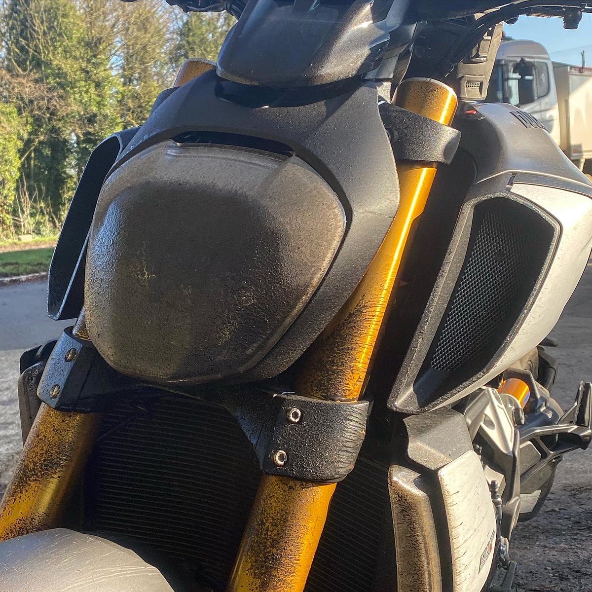 justingetsabout's tweet photo. No shortage of sunshine today, yet visibility seems to be somewhat of an issue. @MCNnews @DucatiUK #DiavelS @HJCAHelmets #RPHA70 @OxfordProducts #ride5000miles https://t.co/JYmAxbGunJ