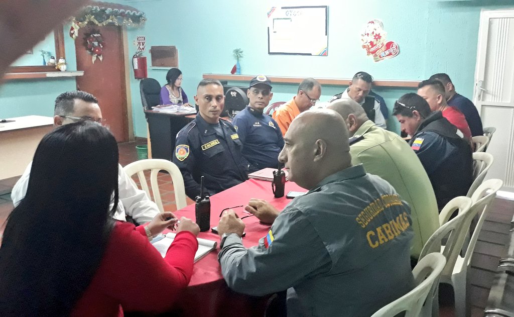 franklincicpc's tweet photo. ALCALDÍA DE CABIMAS/SECRETARÍA DE SEGURIDAD CIUDADANA/ Por instrucciones del Alcalde @pedrokelsem los Órganos de Seguridad nos encontramos desde la sede de ESOTECA, coordinando el Plan Navidades Seguras y Felices para garantizar seguridad a los usuarios de la terminal de Cabimas https://t.co/8eV9siT3hk