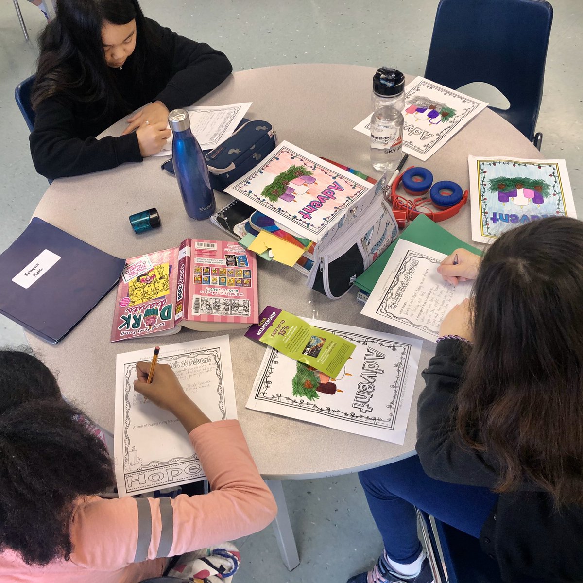 MrsAzizsClass1's tweet image. Working on our Advent booklet #firstweekofadvent #hope