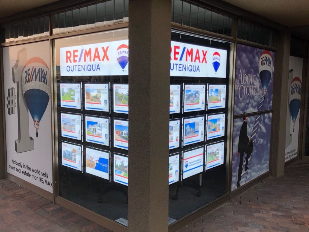 VitrineMediaMX's tweet image. Inmobiliarias en todo el mundo confían en VitrineMedia. Que esperas y aprovecha los beneficios que nuestros productos ofrecen para ti. #displayLed #publicidad #atraemasclientes #vendemas #aprovechatusvitrinas #negocios #inmobiliarias #mexico #guadalajara #monterrey #queretaro