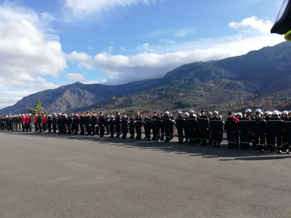 sis_2b's tweet image. De nombreux personnels sur les rangs #SP2B #Forsap #JSP #ÉquipesSpécialisées 
Remise de médailles, galons, casques et brevets à 33 récipiendaires, 12 promus et 19 JSP.