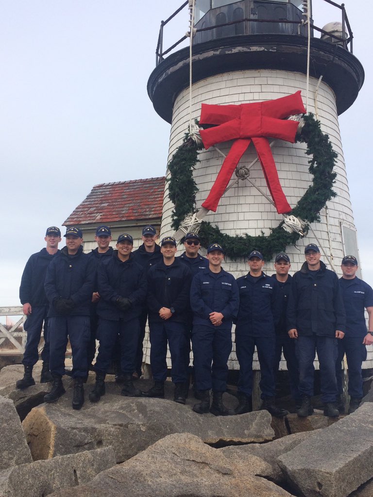 Alright, it’s official...the holiday season has begun as the wreath on Brant Point Lighthouse is up! #AckStroll #HappyHolidays