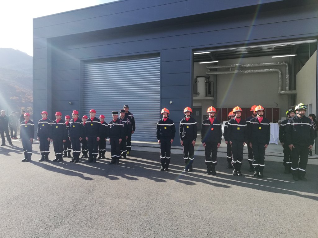 sis_2b's tweet image. De nombreux personnels sur les rangs #SP2B #Forsap #JSP #ÉquipesSpécialisées 
Remise de médailles, galons, casques et brevets à 33 récipiendaires, 12 promus et 19 JSP.