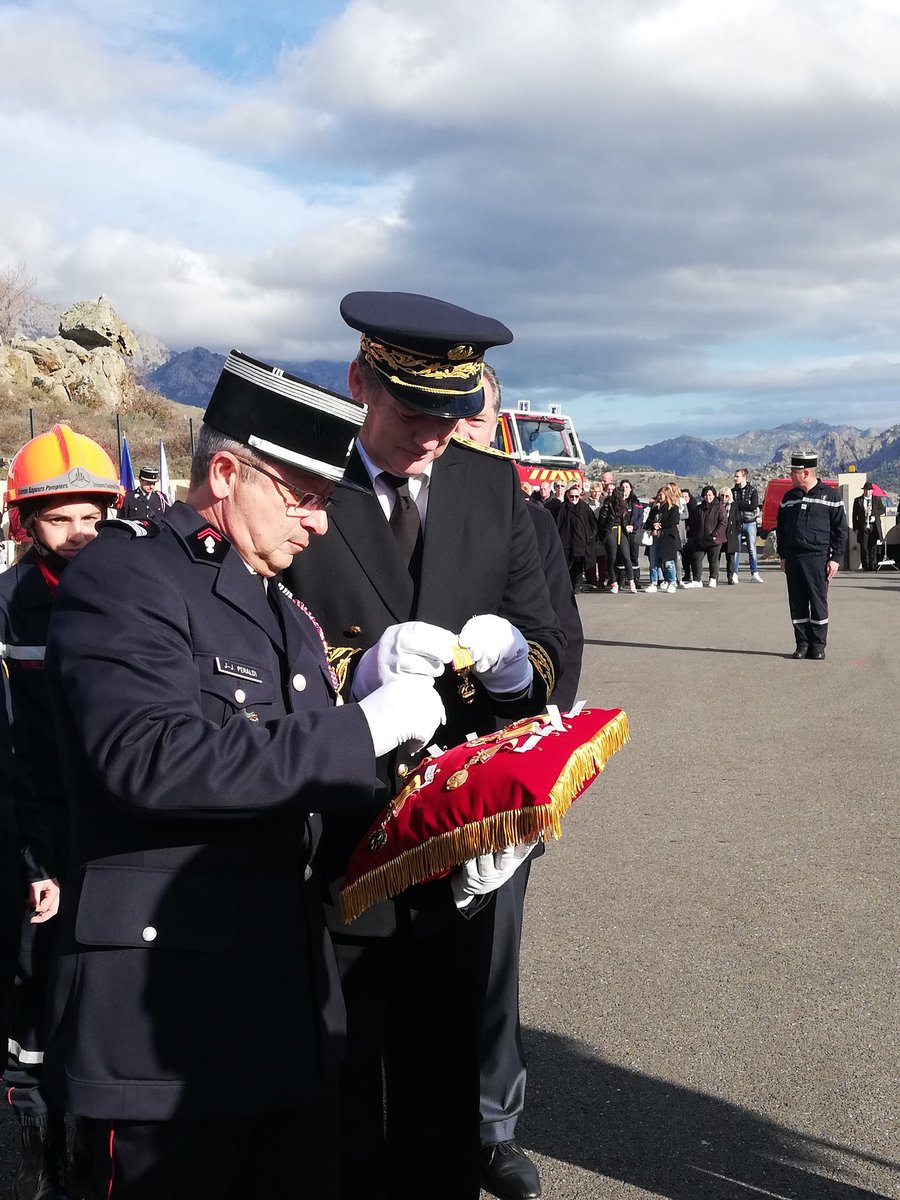 sis_2b's tweet image. De nombreux personnels sur les rangs #SP2B #Forsap #JSP #ÉquipesSpécialisées 
Remise de médailles, galons, casques et brevets à 33 récipiendaires, 12 promus et 19 JSP.