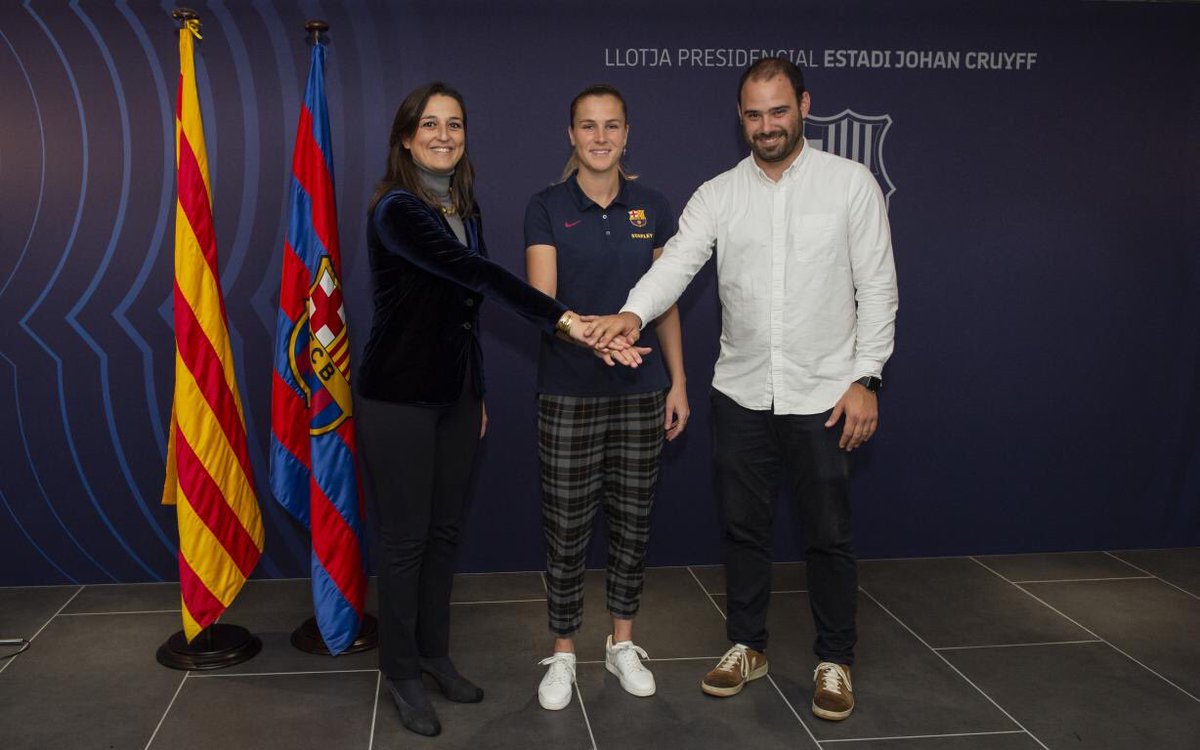 AnaCrnogorcevic's tweet image. Really happy and proud to announce that I signed with the biggest football club in the world. @fcbfemeni

Estic molt contenta i orgullosa d’anunciar que he signat pel club de futbol més gran del món.

Visca el Barça! 🔵🔴