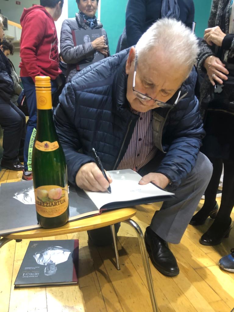 SBereziartua's tweet photo. Pasa den astean Retegi I.a pilotariari buruzko liburuaren aurkezpenean izan ginen. Gure sagardoa beti gure kirolaren alde. #bereziartua #kirolarenalde #Retegi #pilotari https://t.co/7h7lr9ozE9