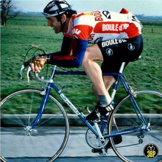 ThreeBackPocket's tweet image. Leading on from yesterday’s posts; Roger de Vlaeminck in the saddle, 1980 while riding for the Boule d’Or team.
-
Plenty more of the culture, craft and evolution of the cycling jersey to be found in the latest book;
‘The Cycling Jersey - Craftsmanship, S… ift.tt/34R4Q8Z