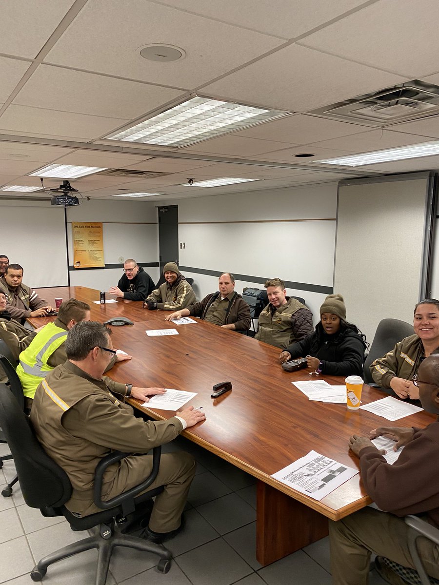 jahmom3's tweet image. Rookie round up. New UPS drivers made it through a tough day but they’re all smiling this morning. #peaksmiles #bepostive #beprofessional @CP_UPSers @SteveCassidy005 @Nikolas1Andrew2