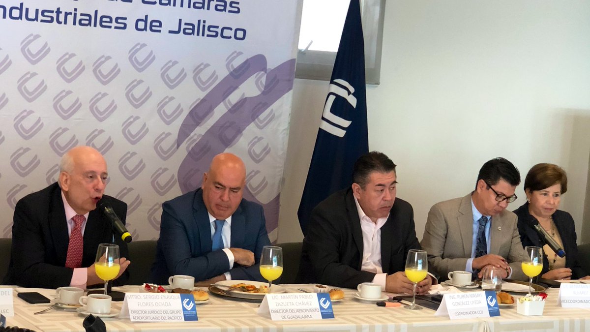 CCIJalisco's tweet photo. Recibimos con gusto al Lic. Martín Pablo Zazueta, director del @Aeropuerto_GDL, y el antro. Sergio Flores Ochoa, director jurídico, quienes nos comparten la historia, situación actual y futuro de este aeropuerto, el tercero en importancia y primero en volumen de carga en el país. https://t.co/UK27y4uhXN