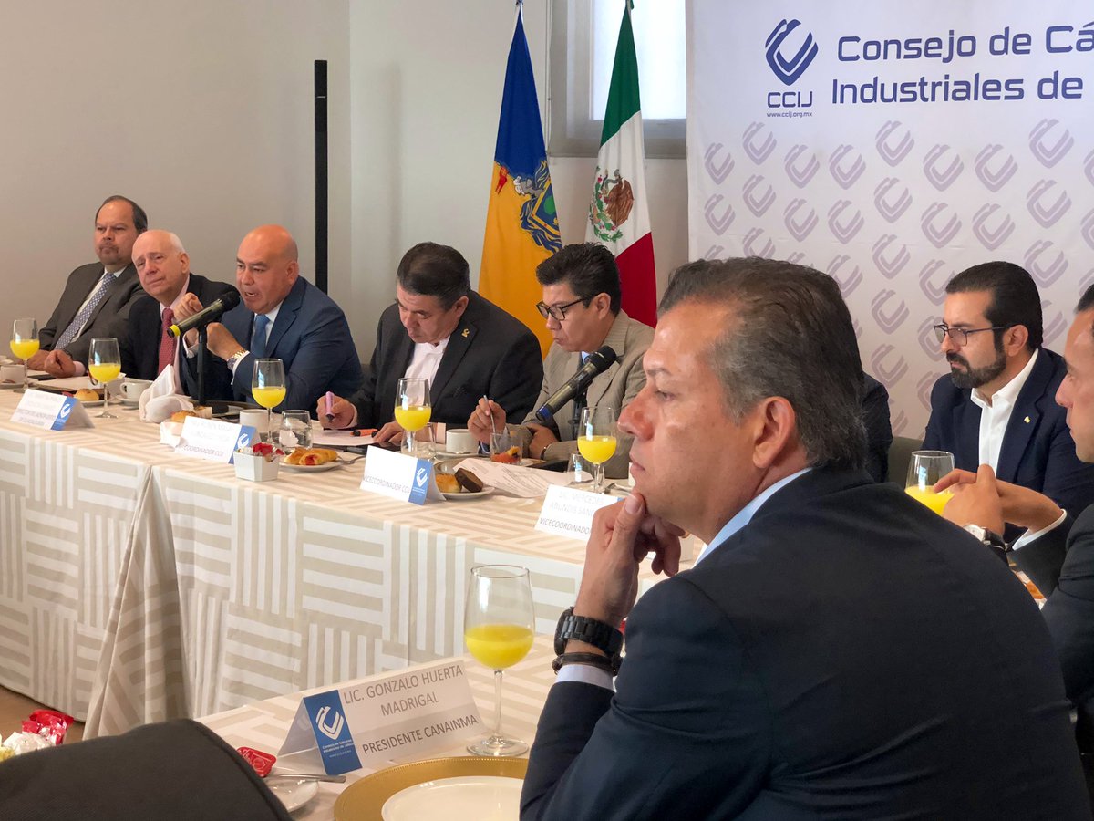 CCIJalisco's tweet photo. Recibimos con gusto al Lic. Martín Pablo Zazueta, director del @Aeropuerto_GDL, y el antro. Sergio Flores Ochoa, director jurídico, quienes nos comparten la historia, situación actual y futuro de este aeropuerto, el tercero en importancia y primero en volumen de carga en el país. https://t.co/UK27y4uhXN