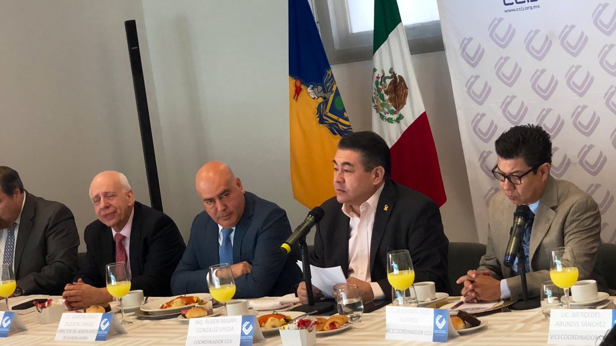 CCIJalisco's tweet photo. Recibimos con gusto al Lic. Martín Pablo Zazueta, director del @Aeropuerto_GDL, y el antro. Sergio Flores Ochoa, director jurídico, quienes nos comparten la historia, situación actual y futuro de este aeropuerto, el tercero en importancia y primero en volumen de carga en el país. https://t.co/UK27y4uhXN