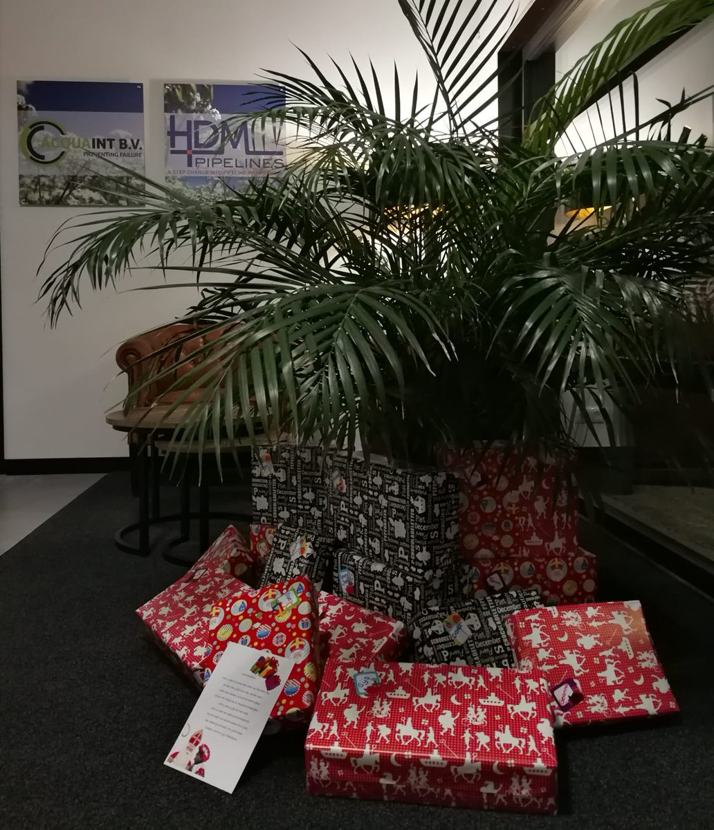 HDMPipelines's tweet image. #Sinterklaas verrast ook de toekomstige #PipelineEngineers van @HDMPipelines en @Prevent_failure met een cadeautje.
Vanmorgen lag er in de gezamenlijke hal een berg cadeau&apos;s voor alle #basisschoolkinderen van het personeel,  hiermee hoopt de Sint ze warm te maken voor #techniek.