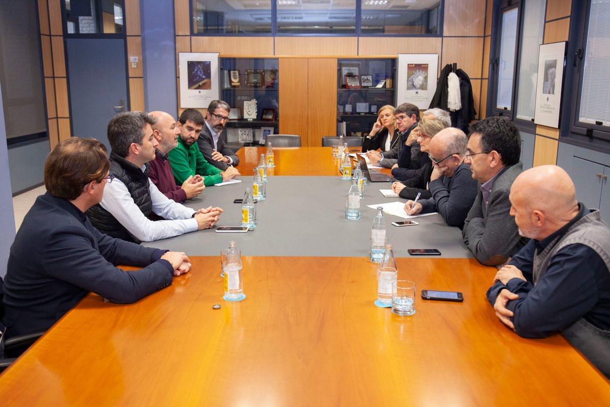 EvaAlconUJI's tweet image. Dóna gust trobar tan bona sintonia per a impulsar plans com la formació dual en màsters i estudis propis, les pràctiques a l&apos;estranger, la innovació o actes com el Hackathon. Gràcies #Xarxatec. Des de la @UJIuniversitat col·laborarem per impulsar el sector tecnològic a #Castelló