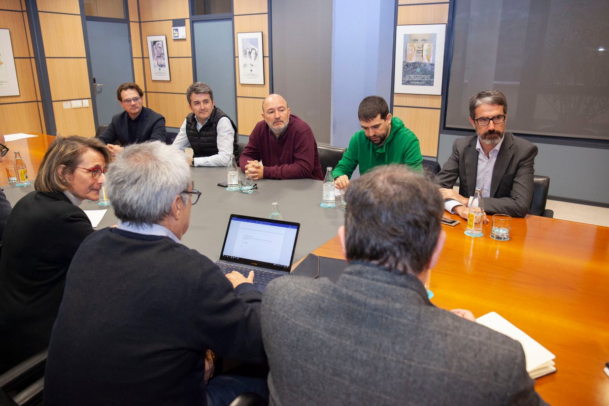 EvaAlconUJI's tweet image. Dóna gust trobar tan bona sintonia per a impulsar plans com la formació dual en màsters i estudis propis, les pràctiques a l&apos;estranger, la innovació o actes com el Hackathon. Gràcies #Xarxatec. Des de la @UJIuniversitat col·laborarem per impulsar el sector tecnològic a #Castelló