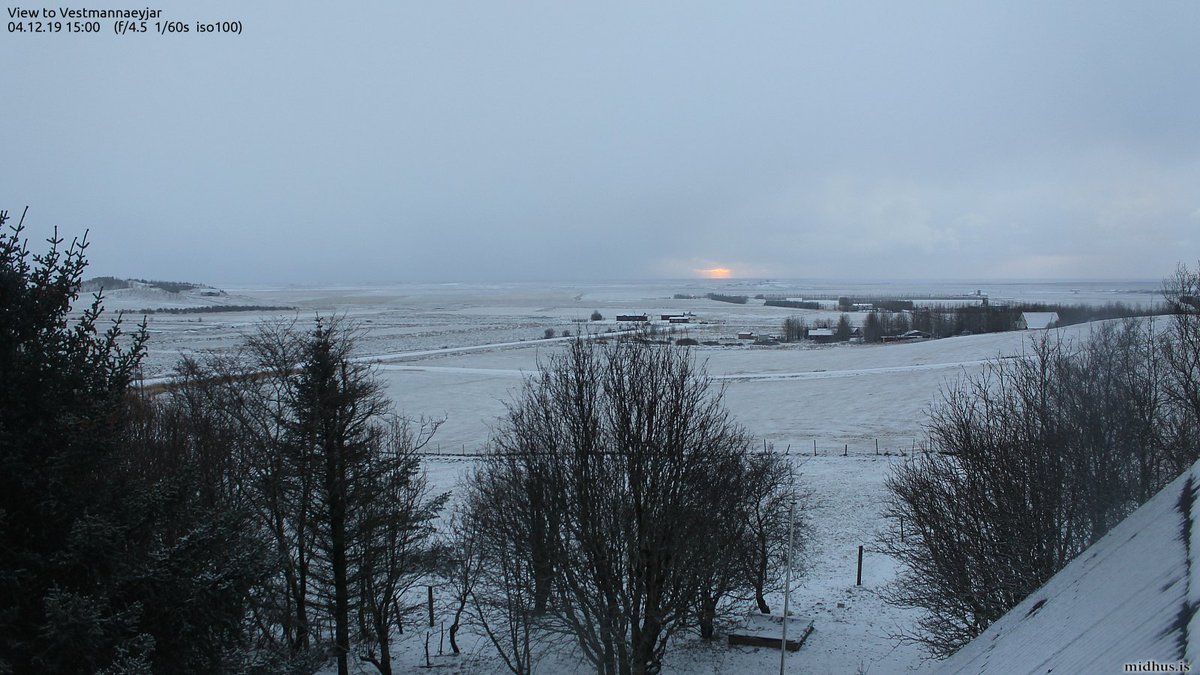 me_too's tweet photo. Human life spotted in #Iceland! (and probably a broken car). Nice time to fix it; next snowshowers are already appearing in the background before the volcano ^^
#Midhus
(and a nice fireball in the background on the other side) https://t.co/iDOmdR2tVS