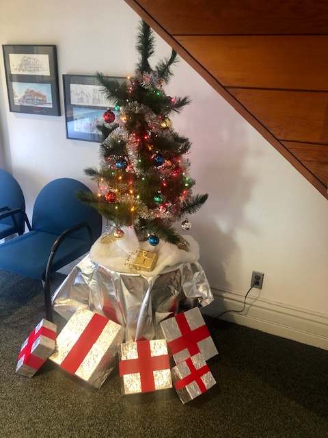 Our halls here at Grinsfelder have officially been decked! We hope that each and every one of you have a wonderful holiday season!