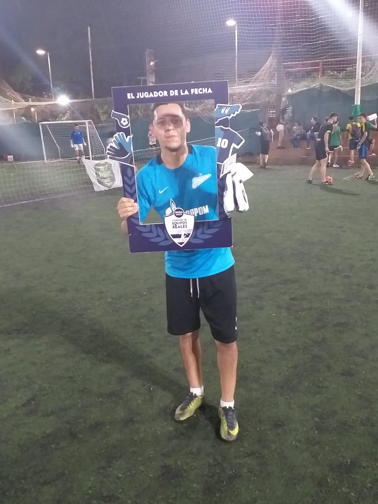 TdeAFutbol's tweet photo. “Corremos con el corazón, no con las piernas”
Emanuel Morales fue el héroe de Los Tucu con un gol agónico para empatar 5-5 contra Pegajosa y clasificar a la final del Torneo Clausura de Fútbol 6 “B” de los viernes.
https://t.co/k0uMLNQr2t

#FiguradelPartido #EquipoNIVEAMEN https://t.co/NoVgxtC6Mx