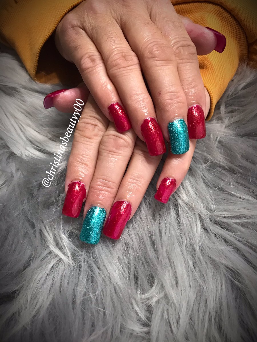 First Christmas set of the month! 🎄🎄
 #christmasnails #nails #nailedit #lovenails #glitternails #rednails❤️ #greennails💚 #naillovers