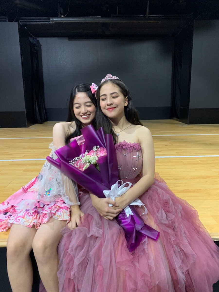 eveantoinette_'s tweet photo. Happy Graduation friend 🤗 sukses karir nya kedepannya https://t.co/pkHr6VmtY1
