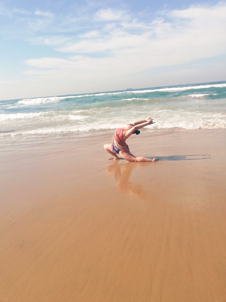 bosman_meagan's tweet photo. My first attempt #beachposes..❤️🌻🌊 Dance is my pulse. ♥️ https://t.co/ScDVqRmstX