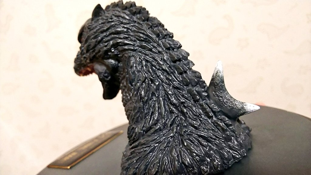 今日届いた物はこちら♪ アトリエG1ゴジラ2004ヘッドスタチュー 高さは