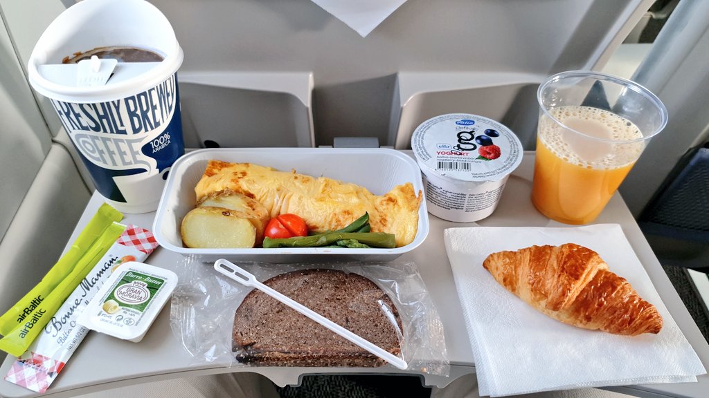 OnBoardHD's tweet photo. Acabamos de aterrizar en Riga, procedentes de Vienna, a bordo de uno de los nuevos Airbus A220-300 de airBaltic.
Ha sido mi primer vuelo con ellos y me ha encantado. Impresionante. Muy recomendable.
😎✈ https://t.co/JCy6l3iUFy