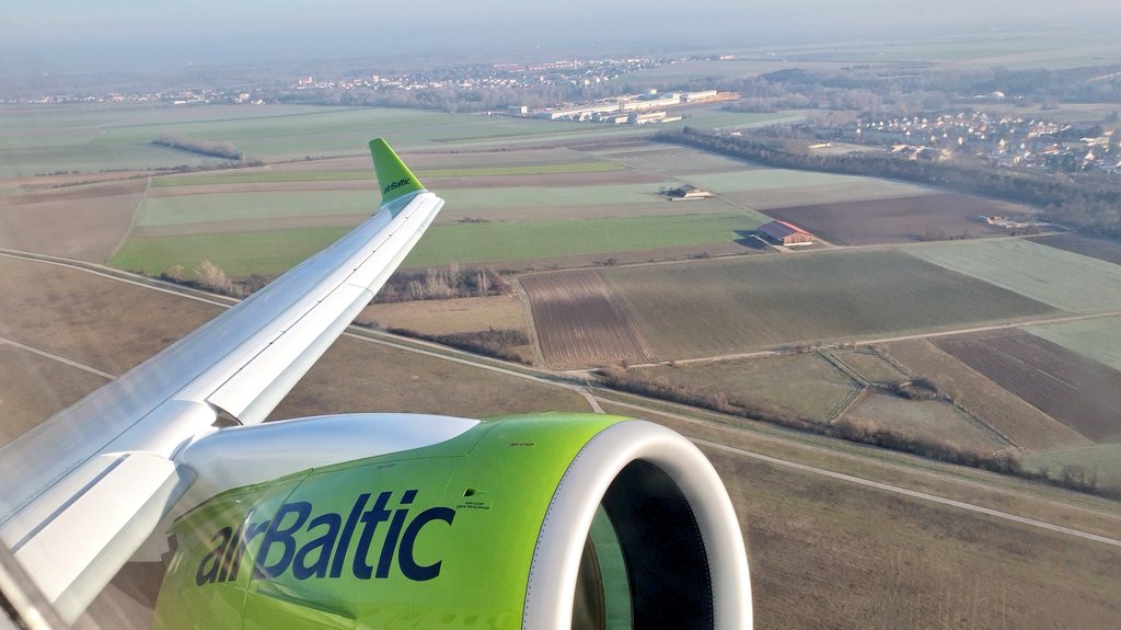 OnBoardHD's tweet photo. Acabamos de aterrizar en Riga, procedentes de Vienna, a bordo de uno de los nuevos Airbus A220-300 de airBaltic.
Ha sido mi primer vuelo con ellos y me ha encantado. Impresionante. Muy recomendable.
😎✈ https://t.co/JCy6l3iUFy