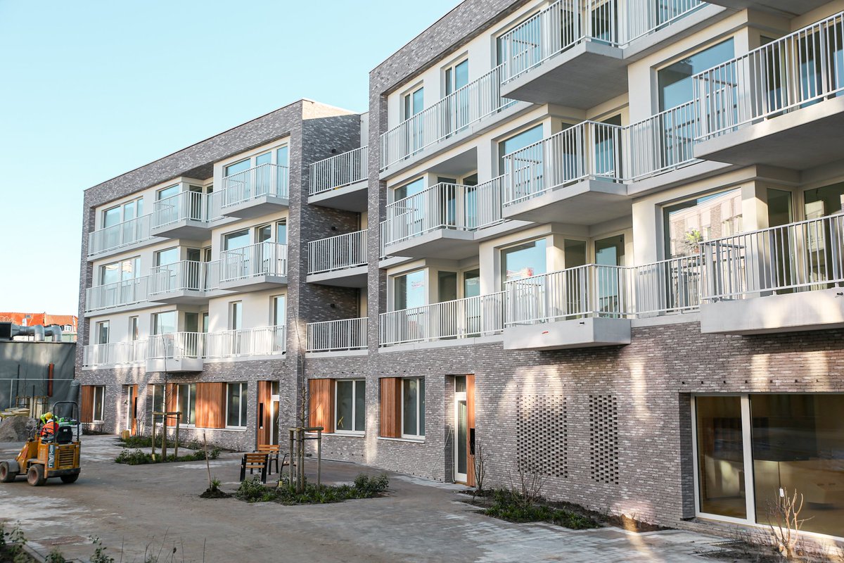 rudivervoort's tweet photo. Inauguration de 130 logements, une crèche et un parc à Anderlecht avec le #ProjetCOMPAS, le fruit d’une collaboration fructueuse entre la @slrb_bghm et @CitydevBrussels. Un projet réellement intégré, dans lequel le logement social et moyen se mêlent sans distinction ! https://t.co/0xJ2HiCnJv