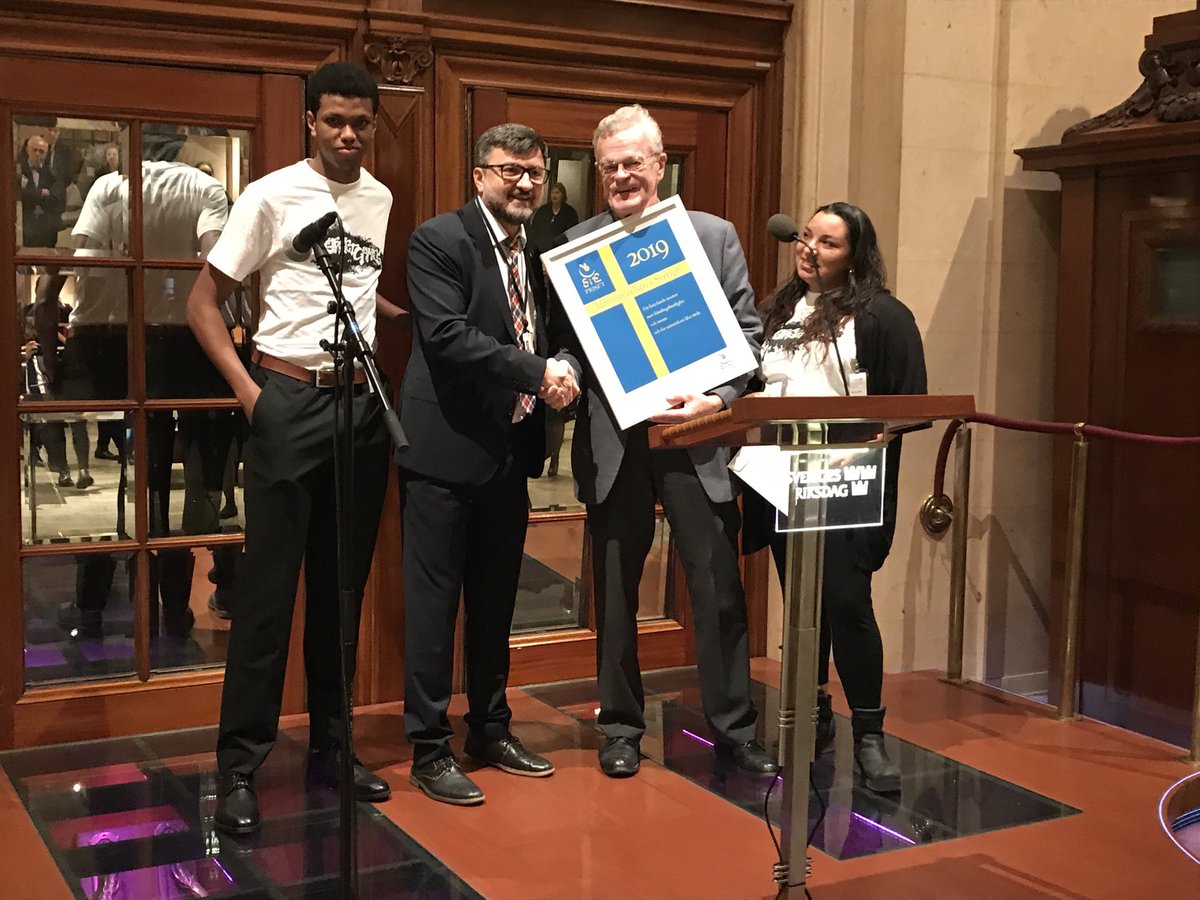 Stolta mottagare av 5i12 priset i Sveriges Riksdag Björn Eriksson o Jasenko Omanovic  tillsammans med ideella ledare som gör jobbet varje dag - Daisy Munoz Abdinaser Muse #idrottengörsverigestarkare