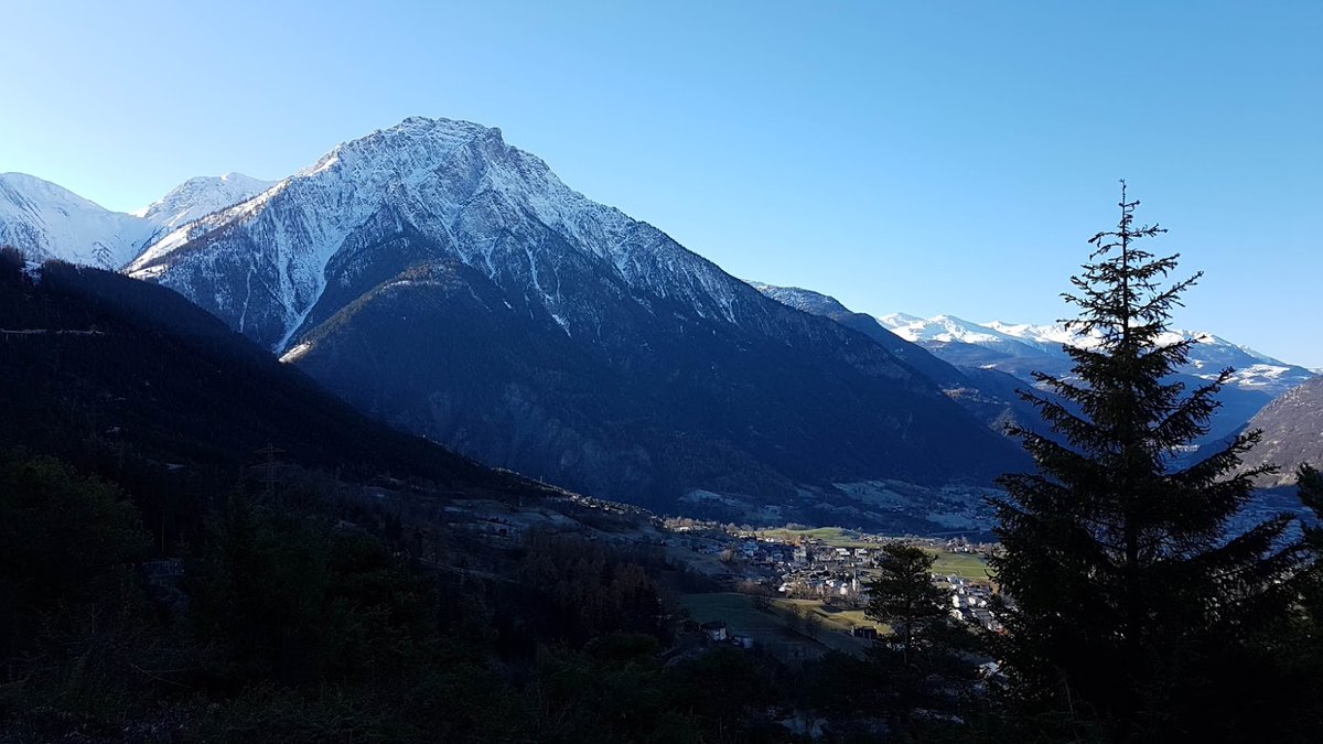 Alpenweerman's tweet photo. Termen (1020m) #Oberwallis met 11.9°C op dit moment één van de warmste plekjes (weerstations) in de Alpen. Niet ver hier vandaan in het begin van het Rhonedal (Obergoms) wordt nu nog -8°C gemeten #inversie / warme #hoogterug https://t.co/CtTNf4FQbW