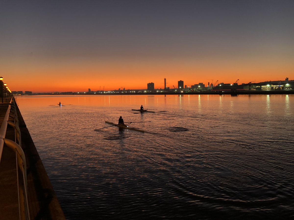 Yes please London 😍. <a href="/MCAmossbourne/">Mossbourne Community</a> students on the dock in beautiful conditions! Makes the cold worth while. <a href="/LYRowing/">London Youth Rowing</a> <a href="/MVPAmossbourne/">Mossbourne Victoria Park</a>