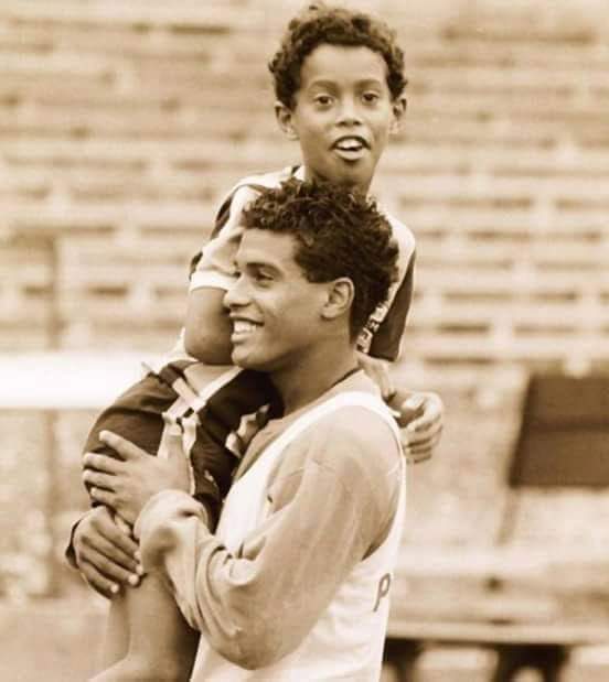 "Mi padre decía que era mejor jugar al fútbol descalzo para poder dominar mejor el balón y realmente lo que sucedía era que no tenía dinero para comprarme unos botines, por eso cuando recibí mi primer #BalóndeOro, no lloré de alegría, lloré al no tener a mi Padre"
#ronaldinho