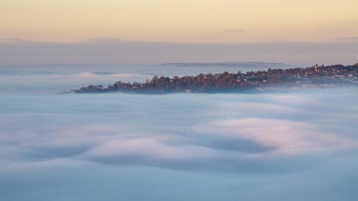 BrilliantBath's tweet image. Bath lives up to it&apos;s name this morning and is full of foamy fog 😍

#fog #misty #cloudinversion #lovegreatbritain #StormHour #bath