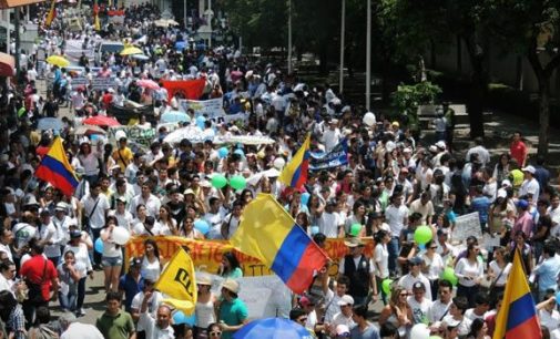 Horadelaverdad's tweet photo. #Titulares Los maestros de Fecode son unas fieras para marchar, pero de enseñanza  muy poco. Colombia obtuvo puntajes más bajos en las pruebas pisa. En vez de estar marchando prepárense para educar a los niños y jóvenes de nuestro país. solo sirven para adoctrinar #YoNoParo https://t.co/kTNfRJOvZo