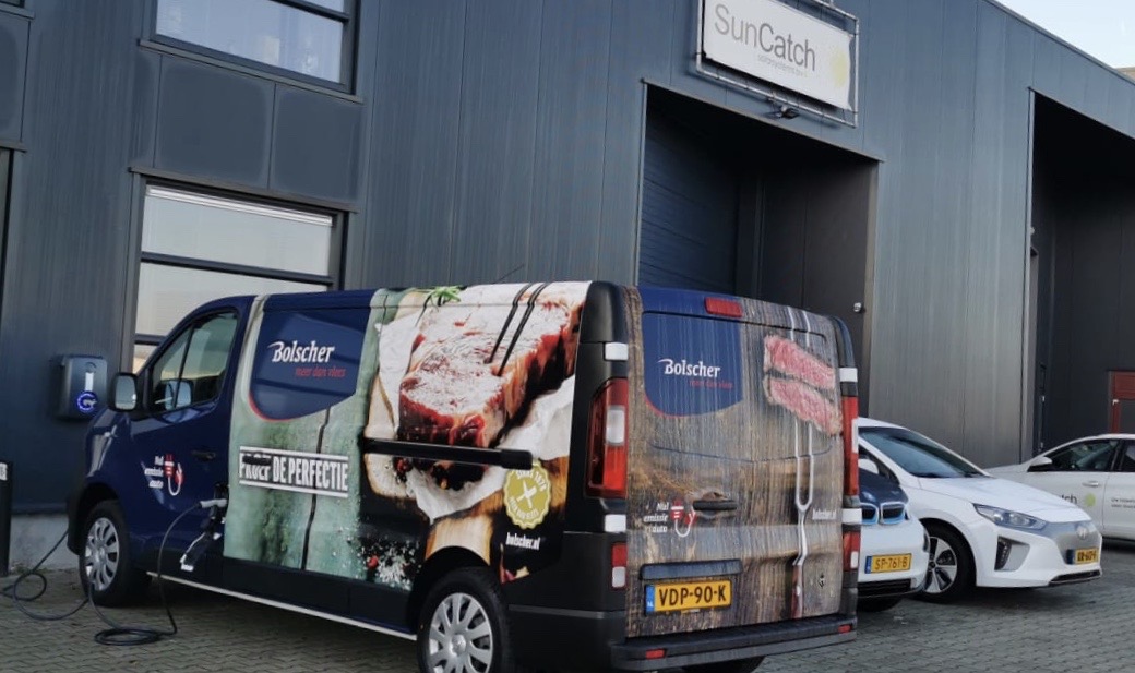 Roybolscher's tweet image. En daar hebben we "Nul Emissie Bus" nummer 6. Was wederom een lange weg. #Evbus #55Kwh #175Km+ #3faseladen #KoelenopdeZon #rijdenopdezon #eenkeergelduitgevendaarnanooitmeer 😀🤣