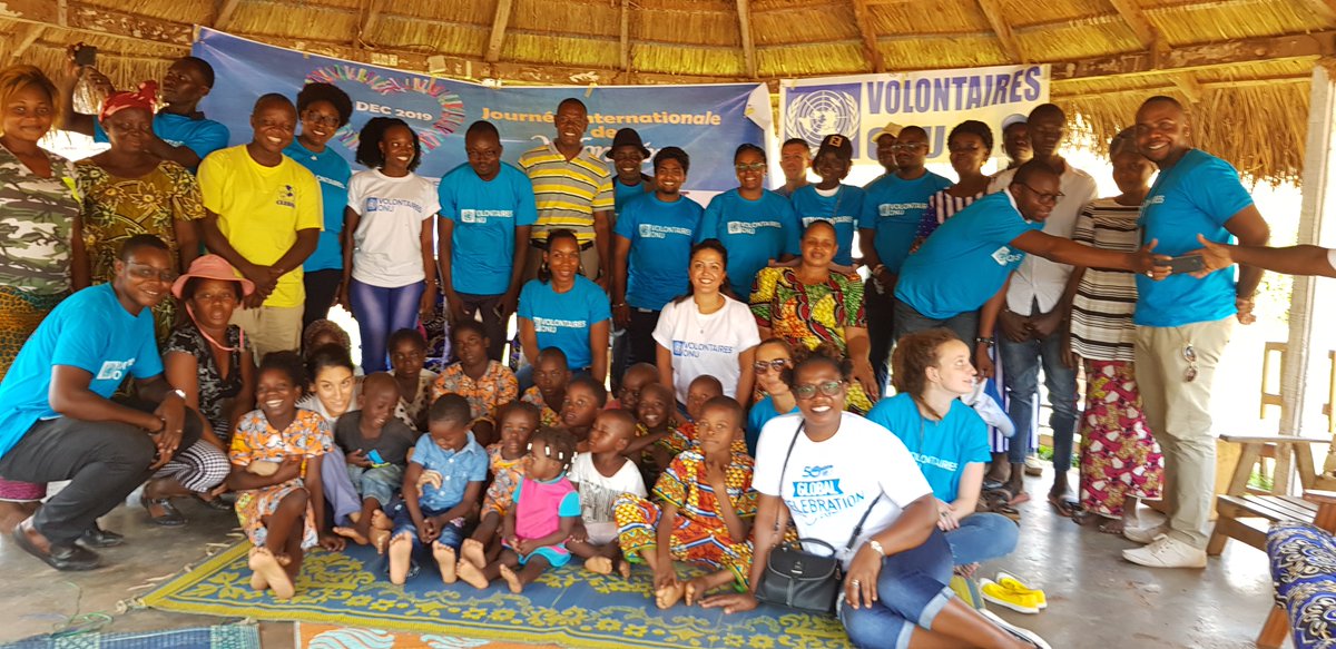 Les #VNU de #RCA ont fait des dons, le sam. 30 Nov. dernier des kits de 1ere nécessité et des vêtements à l’orphelinat Cœur Compatissant de la commune de Bimbo et de supports didactiques à l’école Vie-Espoir des sourds-muets de Benz-Vi (5eme Arrdt de Bangui). #Volunteer4Inclusion