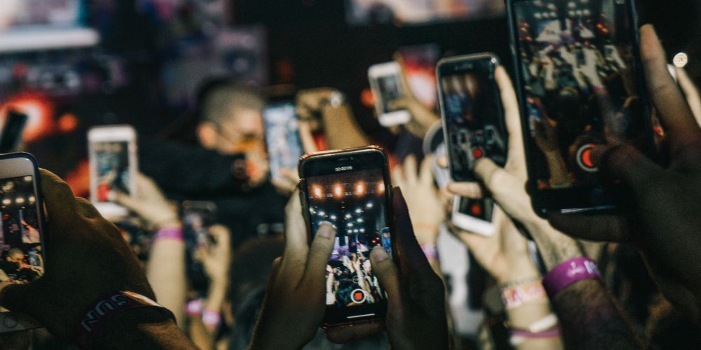 Aandacht is door ‘digitaal’ schaarser dan ooit. Kijk dus niet alleen naar data, maar houd ook rekening met de mens. buff.ly/35TP4KA #customerengagement