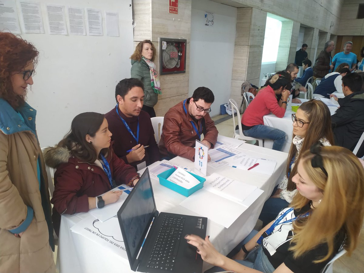 IESSanSebastian's tweet photo. Ayer estudiantes de FP del IES San Sebastián presentaron sus ideas de negocio en Hackathon Emprende.  En el equipo ganador hay dos alumnos de nuestro centro, uno de ASIR y otra Gestión y Ventas. Los ganadores representan a Huelva, el día 17 en Sevilla. https://t.co/7AdrDxZNGg