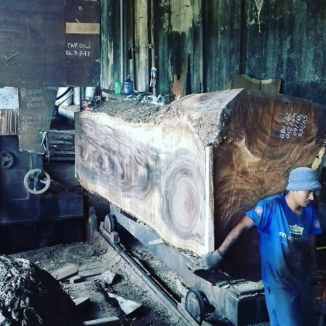 BaliEarth's tweet photo. Cutting live edge slabs #liveedgetable #liveedge #liveedgewood #liveedgewood #beautiful #woodworking #woodslabs https://t.co/s8GuU38mBz https://t.co/toJwkVGuQB