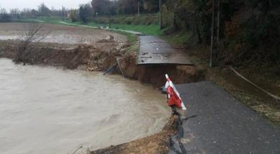 laprovence's tweet photo. #Vaucluse : la véloroute du #Calavon est coupée suite aux #intempéries https://t.co/lcVwqE3QHV https://t.co/Aypqkf8K7u