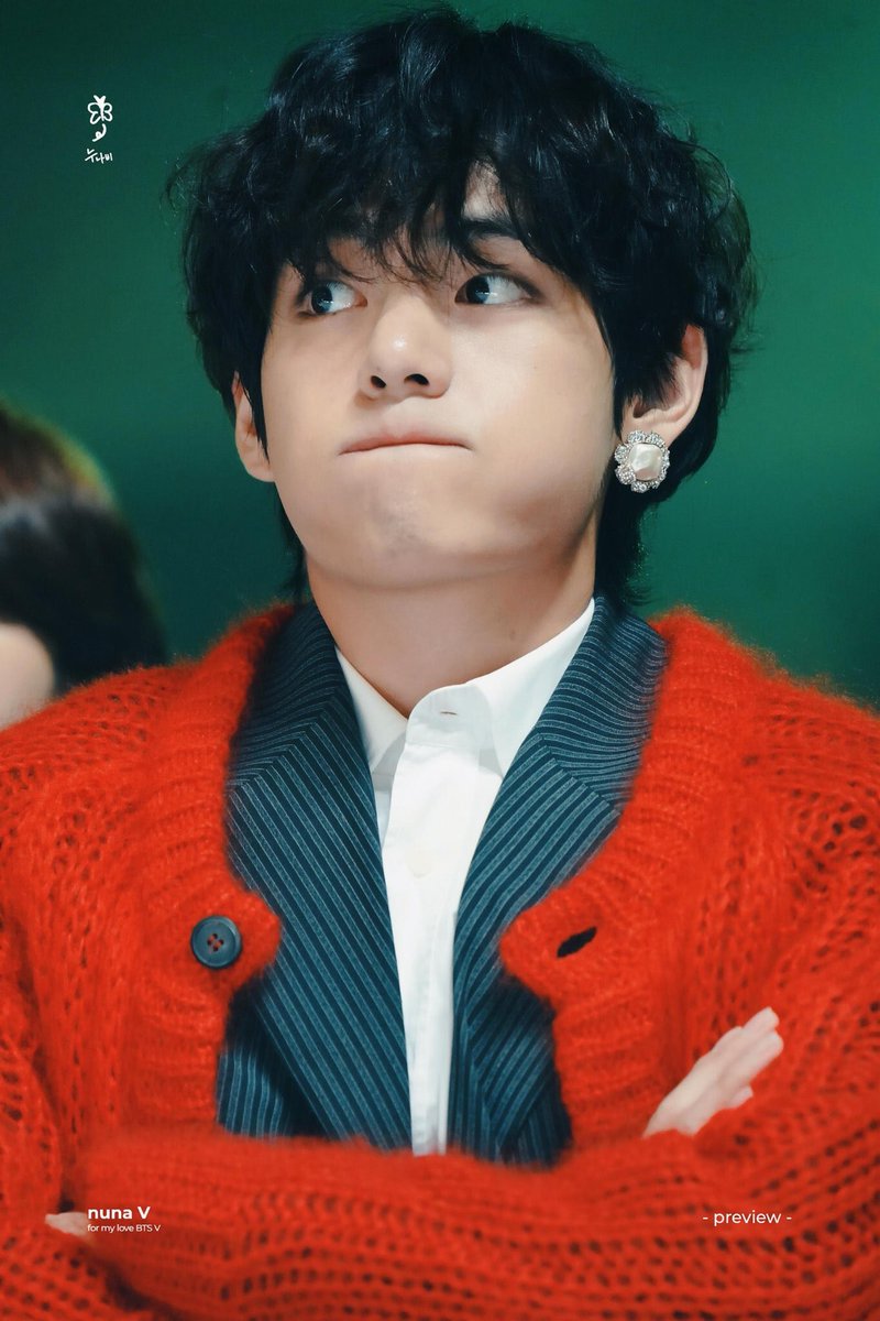 黒髪パーマの男性