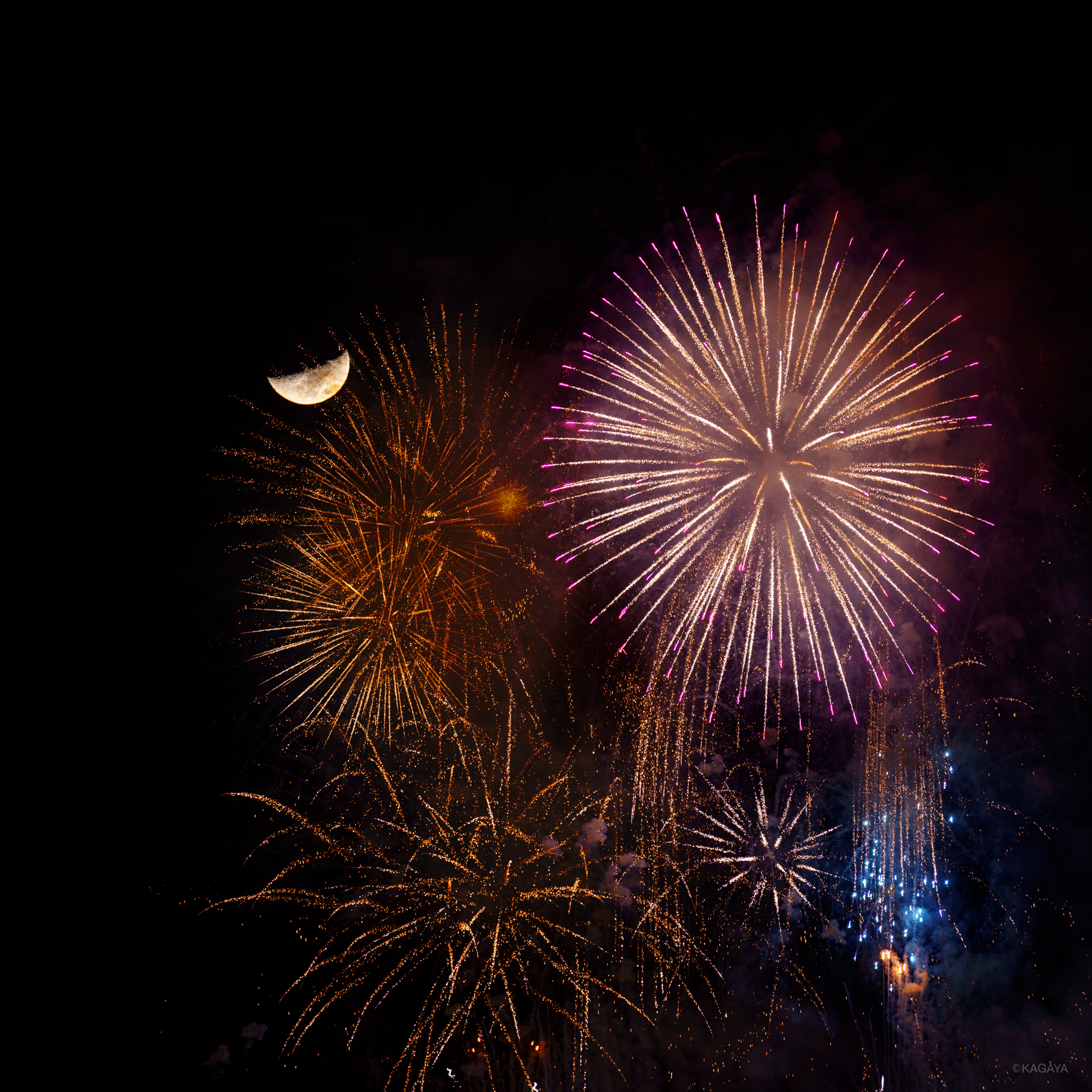 Kagaya 上弦の月と花火の夢のような共演 1 空の一角が まるでひとつなぎのアクセサリーのよう 2 流星の ように横切る花火の星 3 降り注ぐ黄金の光の粒 4 花火が終わり ただよう煙の向こうに残った月も沈んでゆきました 昨日 埼玉県秩父に