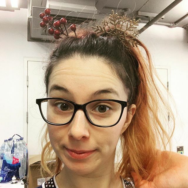 hivaleriesavage's tweet photo. If a decoration breaks while you’re doing the tree you have to make it a hair accessory it’s the law https://t.co/FqHRGhyEk2 https://t.co/1HXxTJv6bG
