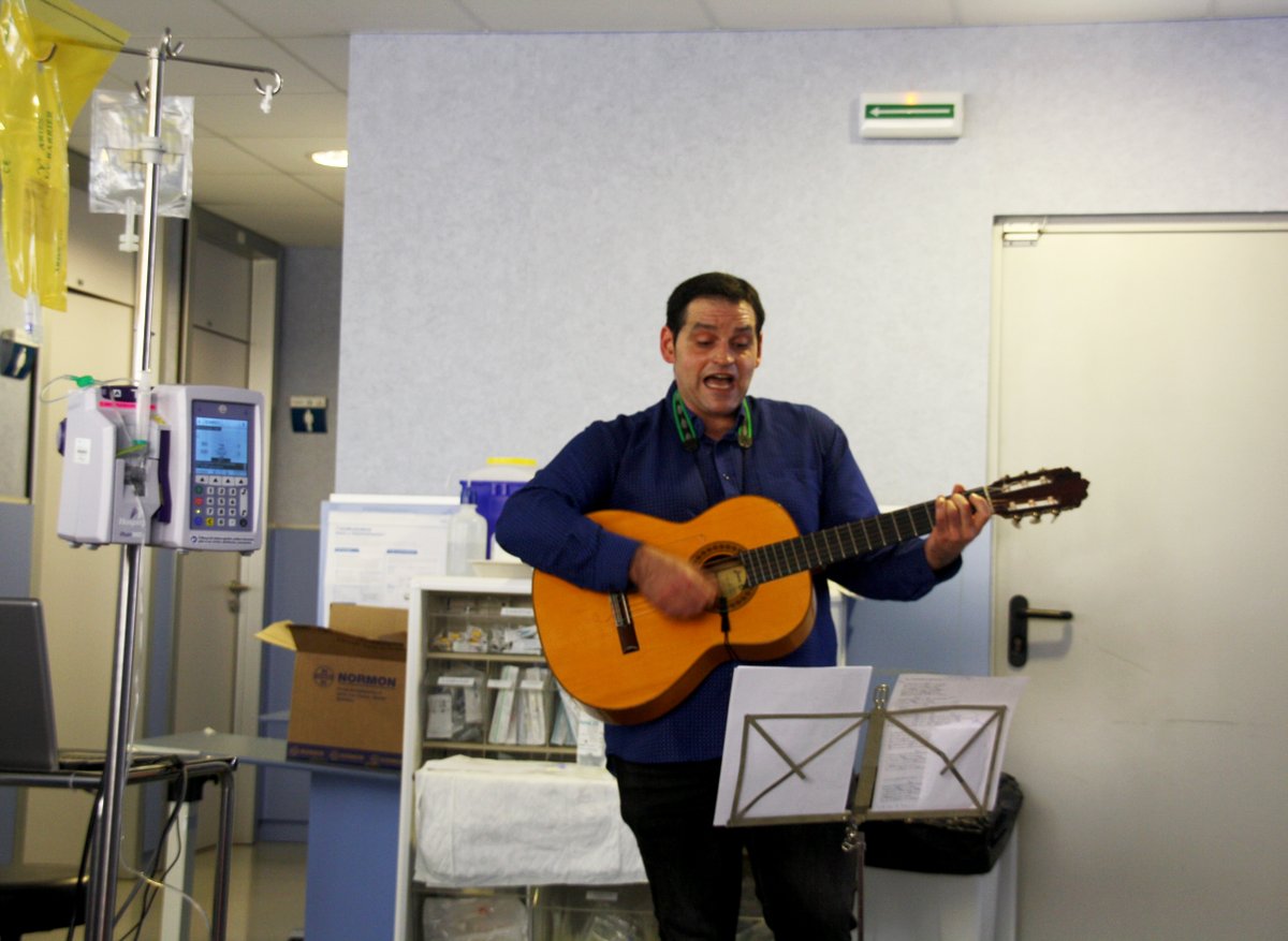SanidadManchaC's tweet photo. Nuevo concierto para humanizar la estancia de los pacientes del Hospital #ManchaCentro. https://t.co/CsrwDX7Wnl https://t.co/6rQVQHBlWN