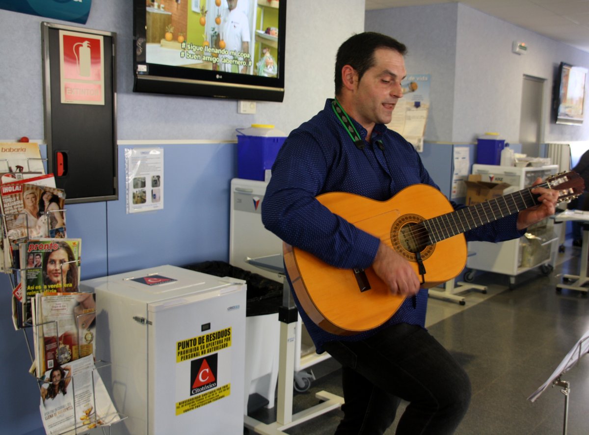SanidadManchaC's tweet photo. Nuevo concierto para humanizar la estancia de los pacientes del Hospital #ManchaCentro. https://t.co/CsrwDX7Wnl https://t.co/6rQVQHBlWN