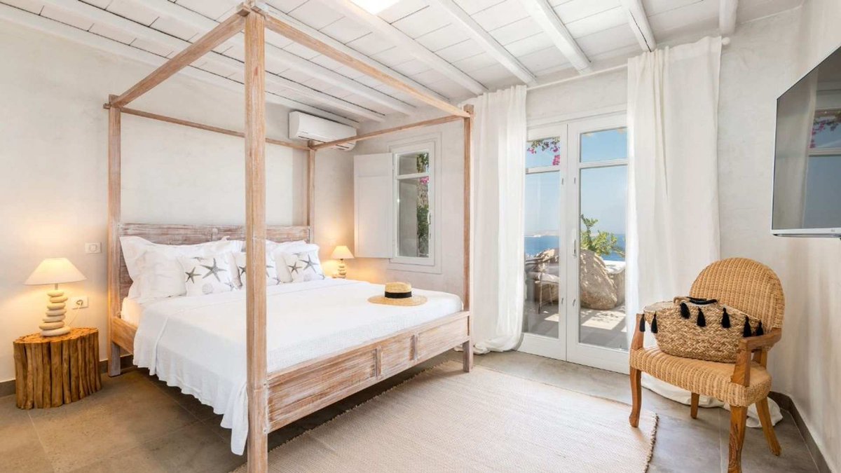 Who's up for mischief in Mykonos? This stylish holiday pad is anything but ordinary!  bit.ly/2LhkUcv #luxuryvillas #luxurylifestyle