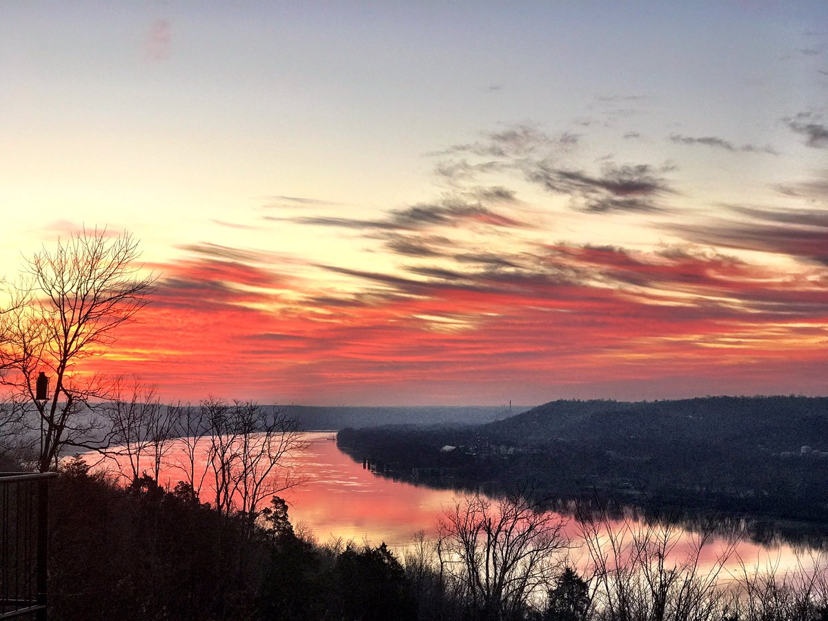 KathyLawler's tweet photo. @KetchmarkWCPO @WCPO Pretty one this morning. #cincyskies #ohioriver @AndersonTownshp https://t.co/UAVs4DaP5n